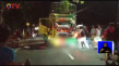 Truk Terobos Kerumunan...
