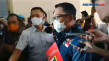 Pakai Kemeja Biru, Ridwan...