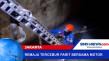 Petugas Damkar Evakuasi...
