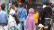 Warga Berkerumun Untuk...