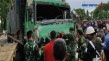 Bus Tabrak Truk Pengangkut...