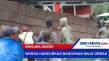 Warga Hancurkan Bangunan...