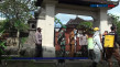Puluhan Warga Desa di...