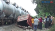 Kereta Tabrak Truk Pasir,...