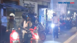 Polisi Bubarkan Kerumunan...