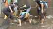 Warga Berburu Ikan Lele...