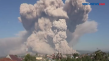 Gunung Sinabung Luncurkan...