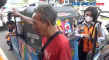 Adu Mulut Petugas dengan...