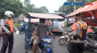 Emak dan Balita Penumpang...