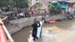 Minibus Terjun ke Sungai,...