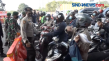 Debat Warga dan Petugas...