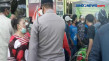 Puluhan warga jemput...