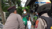 Aparat Bagikan Paket...