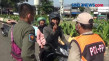 Adu Mulut dengan Petugas,...
