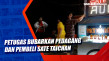 Petugas Bubarkan Pedagang...