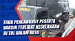 Truk Pengangkut Peserta...