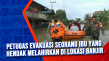 Petugas Evakuasi Seorang...