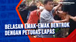 Belasan Emak-Emak Bentrok...