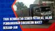 Truk Bermuatan Semen...