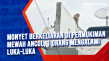 Monyet Berkeliaran di...