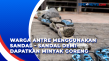Warga Antre Menggunakan...