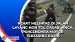 Nekat Melintas di Jalan...