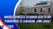 Minibus Ringsek Ditabrak...
