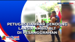 Petugas Damkar Gendong...