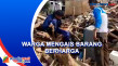 Warga Selamatkan Barang...