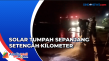Damkar Bersihkan Tumpahan...