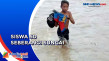 Siswa SD Seberangi Sungai...