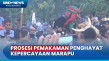 Melihat Prosesi Pemakaman...
