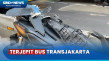 Pemotor Terjepit Bus...