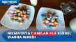 Menikmati Camilan Kue...