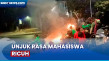 Barikade Beton Dibakar,...