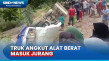 Truk Muatan Alat Berat...