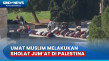 Umat Muslim Melakukan...