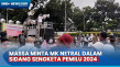 Sejumlah Massa Tuntut...