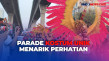 Melihat Parade Kostum...