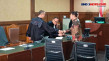 Tiba di Ruang Sidang,...