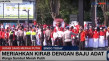 Warga Kenakan Pakaian...