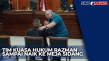 Kesal di Ruang Sidang,...