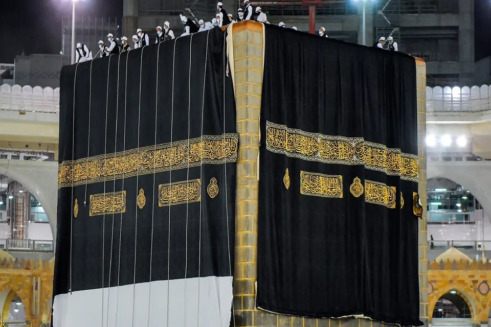 Sejarah Kiswah Kakbah: Dari Beragam Warna hingga Hitam yang Mendunia Sejarah Kiswah Kakbah: Dari Beragam Warna hingga Hitam yang Mendunia