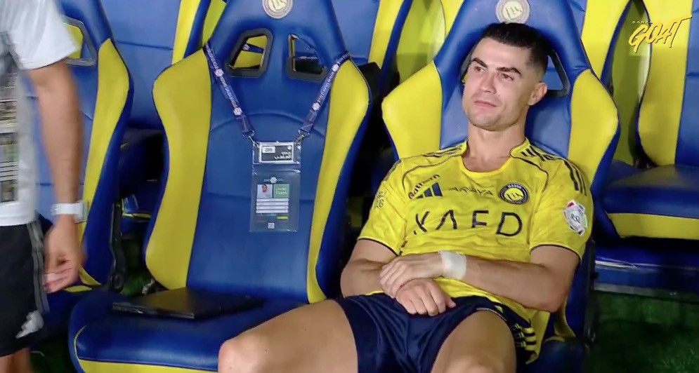 Momen Ronaldo Tolak Medali Runner Up usai Al Nassr Gagal Juara Momen Ronaldo Tolak Medali Runner Up usai Al Nassr Gagal Juara