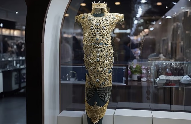 Ini Gaun Emas Termahal di Dunia! Beratnya 10 Kg, Harganya Rp24 Miliar Ini Gaun Emas Termahal di Dunia! Beratnya 10 Kg, Harganya Rp24 Miliar