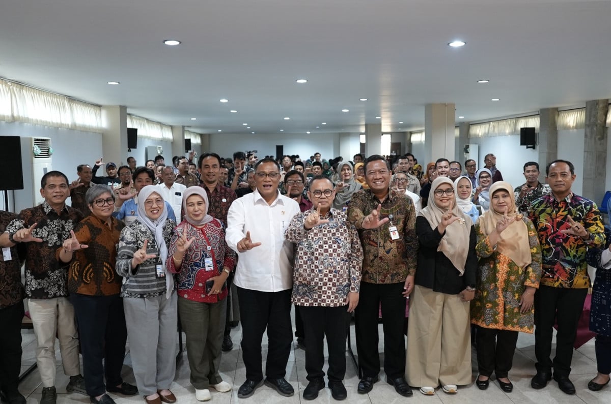Menteri LH Jumhur Hidayat Berharap Ada Moratorium Penebangan Hutan Menteri LH Jumhur Hidayat Berharap Ada Moratorium Penebangan Hutan
