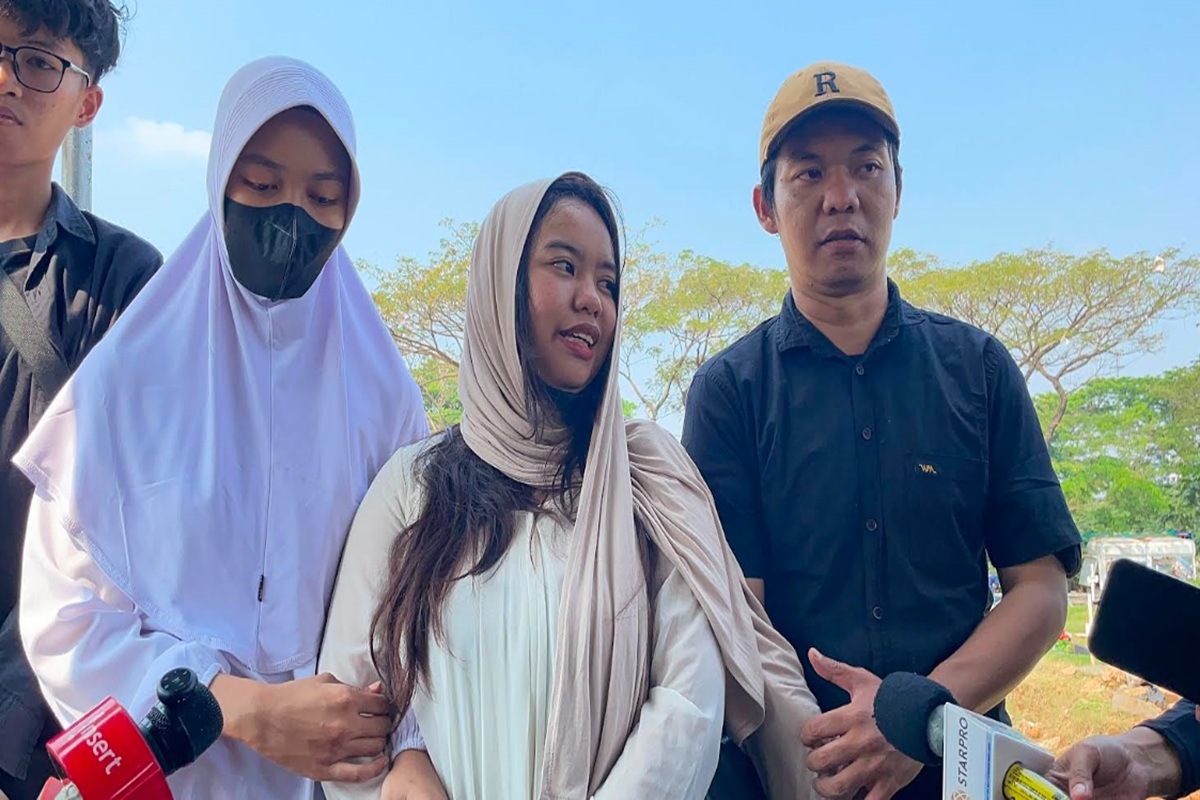 Kenang Momen Terakhir, Putri Temon Ungkap Perubahan Sikap Sang Ayah saat Hadiri Wisudanya Kenang Momen Terakhir, Putri Temon Ungkap Perubahan Sikap Sang Ayah saat Hadiri Wisudanya
