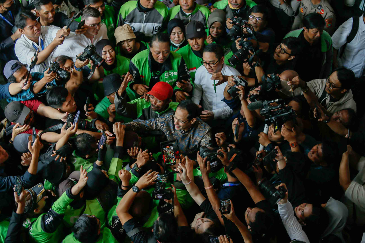 FOTO: Nadiem Makarim Tiba di PN Jakarta Pusat, Disambut Pengemudi Gojek Jelang Sidang Putusan