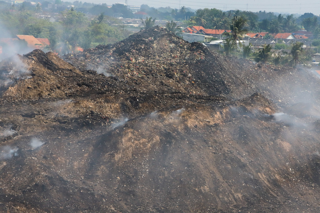 FOTO: Masuki Hari ke-10, Kebakaran TPA Jatiwaringin Tinggal Sisakan Bara Api