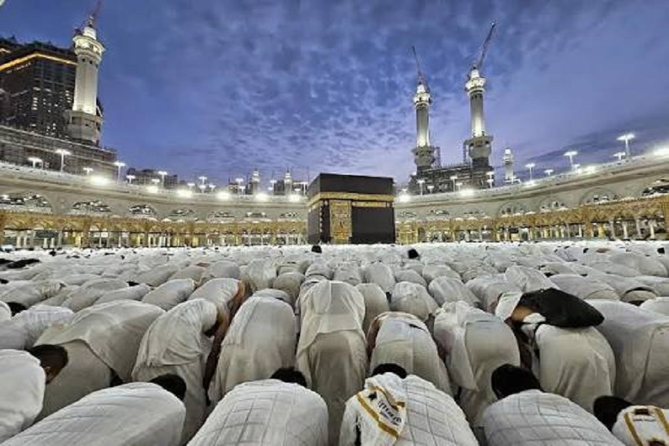 Mengapa Salat Harus Menghadap Kiblat? Ini 7 Hikmah dan Makna Mendalamnya